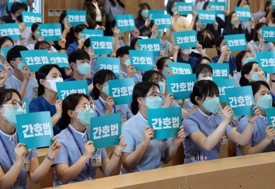 전북대학교 간호대학 교수회, 교직원, 학부 및 대학원 학생회가 15일 전북대 간호대학 나이팅게일 홀에 모여 간호법 공포를 요구하는 성명을 발표하고 있다. [전주=연합뉴스]